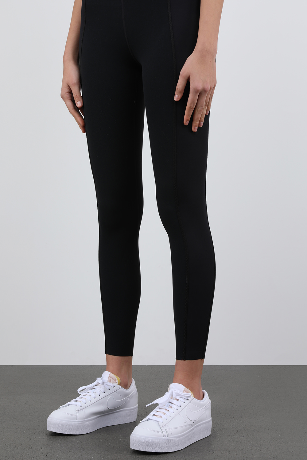 תמונת כל הלוק של נייקי בלייזר לבנות נמוכות